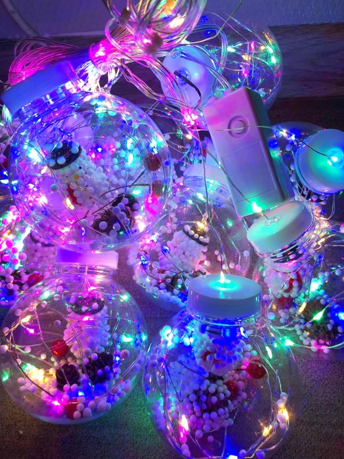Новогодняя гирлянда штора шарики с игрушкой "Снеговик" внутри RGB 10 шт